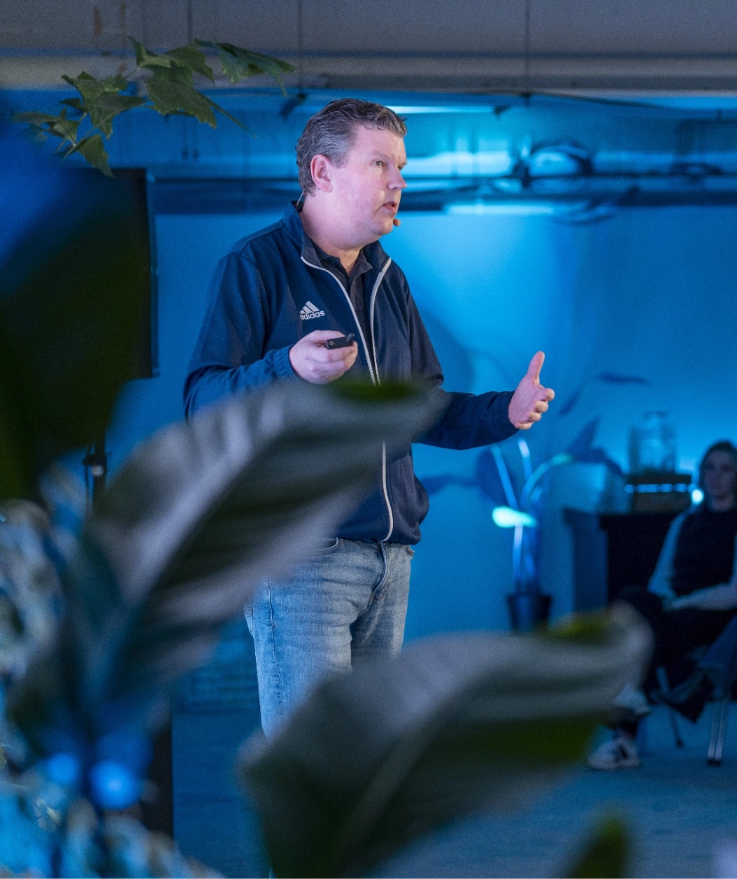 Henri de Mooij presenting